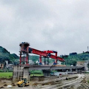 国内首台900吨级单双线运架设备完成盘兴铁路三标段桥梁架设