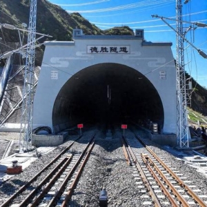 在“豆腐块里打洞”！揭秘川青铁路德胜隧道攻坚克难这十年｜大国工程