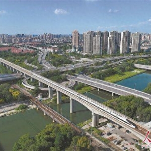 一列复兴号动车组列车行驶在京津城际铁路天津境内