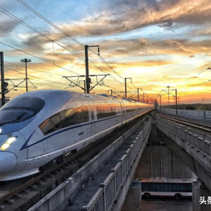 一小时9600度！运行中的高铁如何供电？高铁亏损是因为电费吗？
