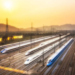 高铁时速达350公里，行驶中如何供电？高铁运行中突然断电会怎样