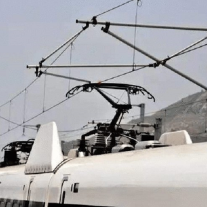 高铁是如何供电的？时速达300公里，头顶的高压线为什么磨不断？