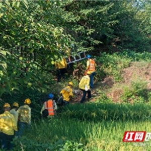 炙烤中守护清凉：衡柳线电力工翻山越岭保铁路供电稳定