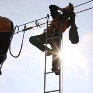 高温下的铁路供电人：铁轨温度超55℃，防暑物品成必备品