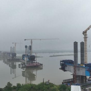 湖北在建的这座跨江铁路桥梁主塔全部封顶