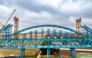 雄商高铁黄河特大桥首个拱肋顺利合龙