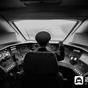 见证——光影里的新中国丨拥有自主产权的“复兴号”动车组驰骋在祖国的大地上