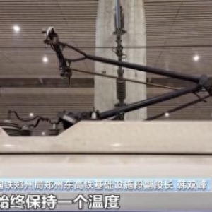 雨雪天气高铁接触网结冰怎么办？背后有这样一群人彻夜除冰护平安……