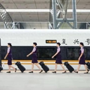“列车女乘务员裙子容易走光”，网友建议换成裤子，12306回应
