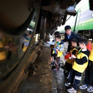 重庆：“萌娃”探访“复兴号” 体验中国高铁科技