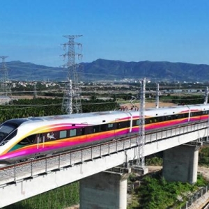 坐着动车喝啤酒、品咖啡，“最潮”动车组上线运营！