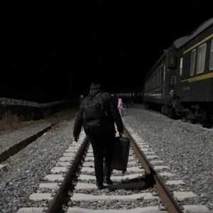 黑龙江一列车脱轨，亲历者：车厢瞬间一边高一边低，摇晃持续50秒左右