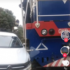 湖南湘潭一铁路道口货运火车与轿车相撞 所幸无伤亡