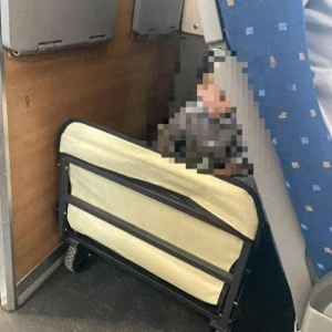 动车这个位置居然能坐小孩？网友吵翻！12306这样说……