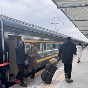 火车上的北国风光｜“雪国列车”开进滑雪场