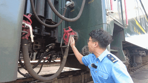 火车上的电是怎么传输的？