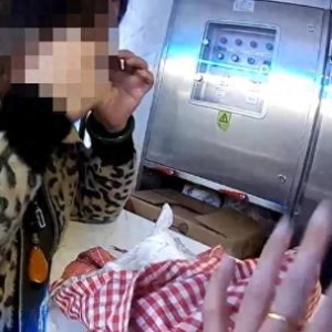 列车上，突然传来哭声，女子从包中拿出根断指……