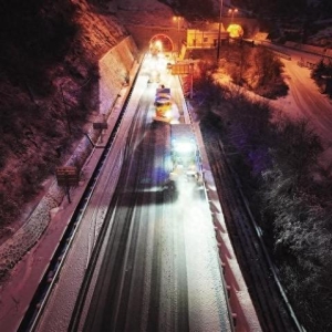 以雪为令 闻雪而动：多部门开展除雪作业确保公路铁路安全畅通