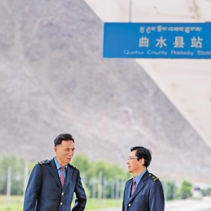 拉日铁路曲水县站值守人员守护列车行驶安全——两个人，一座小站，海拔3568米