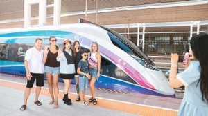 “最潮”旅游动车亮相三亚