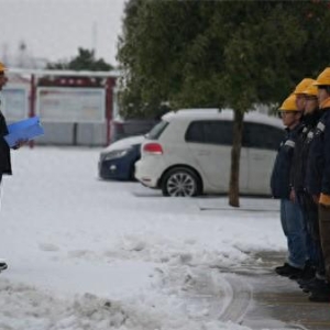 现场直击！铁路人战风雪，全面排查保障铁路供电安全