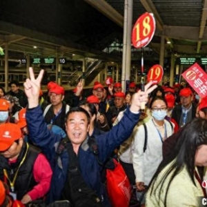 745名河南“花木兰”邂逅广西“刘三姐” 戏曲特色旅游专列抵达南宁
