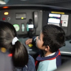 震惊！小小年纪已经开上了火车