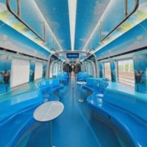 国内“最潮”动车组抵三亚 坐在动车上喝啤酒将成现实