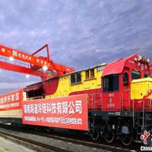 湖南怀化国际陆港首趟中越铁路冷链农产品出口专列发车