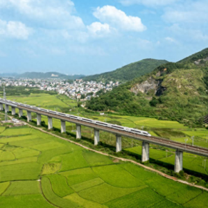 铁路客运创新高 “流动中国”活力足