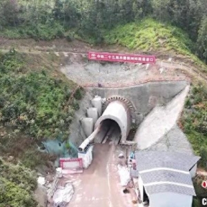 瑞梅铁路江西段首座超两公里长隧道贯通