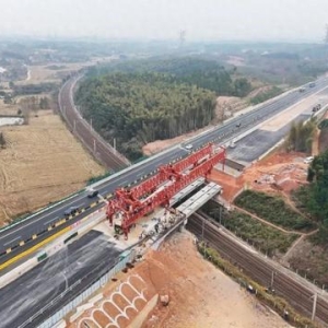 这条高速公路三座跨铁路桥梁全部完成架设