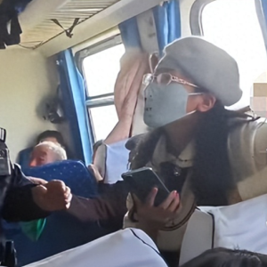 列车再次霸座上演！一女子因霸座被乘警带离，网友怒斥“不讲理”