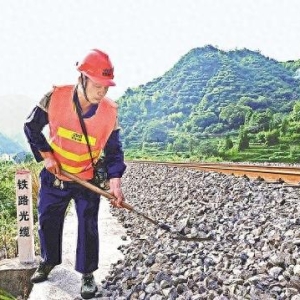 图片故事｜用脚步丈量铁路