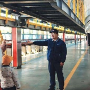 萌娃探秘动车所，感受中国速度与劳动之美