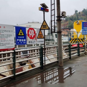 铁路旁停放车辆，禁行标志显眼。这是中车(资阳)生产内燃机头！