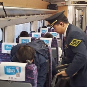 列车上的“暖心”守护 照亮盲人旅客的出行路