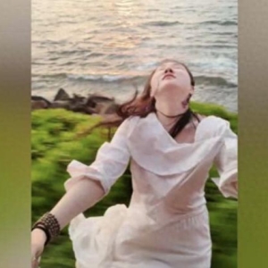 中国女游客斯里兰卡火车探身拍照摔落，使馆回应！系轻微擦伤