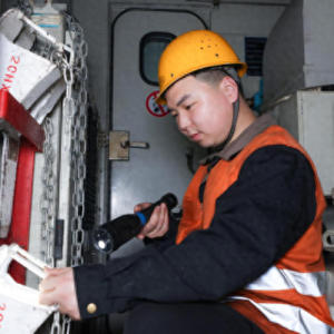 江西鹰潭：铁路部门严抓机车质量确保冬季运输安全稳定