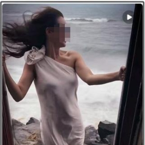 女子火车上探身拍照意外坠车，此前曾有人因此身亡，当地铁路部门明令禁止