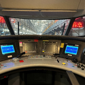 动车不用方向盘，咋控制呢