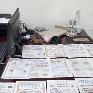 离谱到“联合国”了！男子持“皇家印章”坐高铁