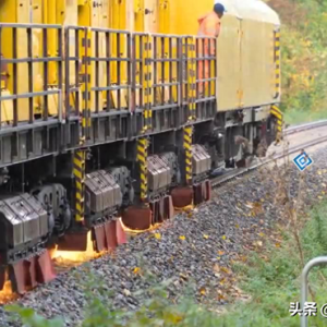 一路带火花的火车？钢轨为何需要打磨？怎么操作？