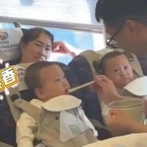 萌娃“挂式”坐高铁成网红，网友：这票怎么买？
