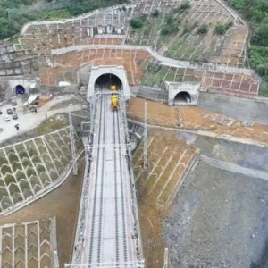 全线铺轨完成！两地通行时间将缩短至1小时内