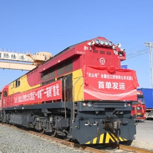 铁路推出铁公联运出口全程物流产品，海关监管一单贯通
