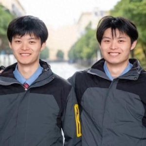 双胞胎兄弟俩，开上同一列火车！