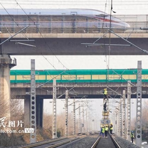 陕西咸阳：陇海铁路检修忙