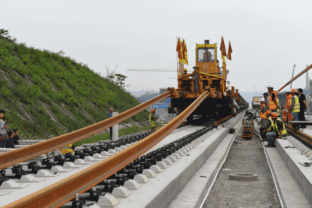 中国新型火车“软钢轨”，像绳子一样柔软！如何保证安全高效？