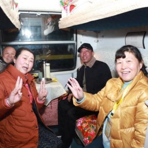 首趟冰雪旅游专列开出 众多游客开启冰雪旅途